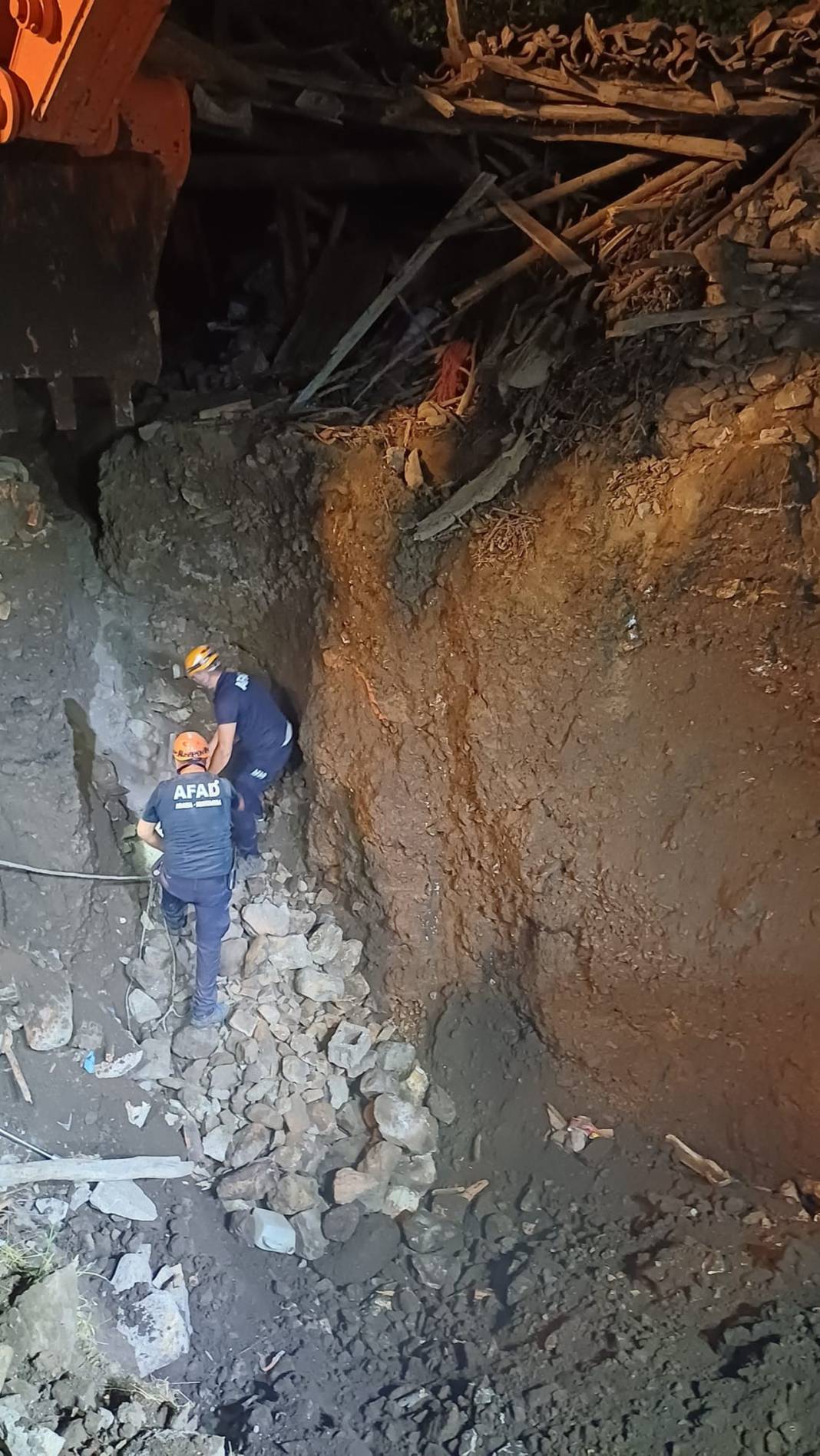 Define ararken hayatını kaybetti! 3 kere toprağın altına girdi 4
